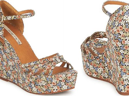 Must-have: sandalo con zeppa total-floral