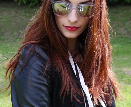 Rock style – Mirrored sunglasses and studded pumps