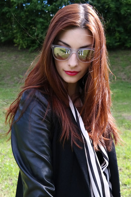 Rock style – Mirrored sunglasses and studded pumps