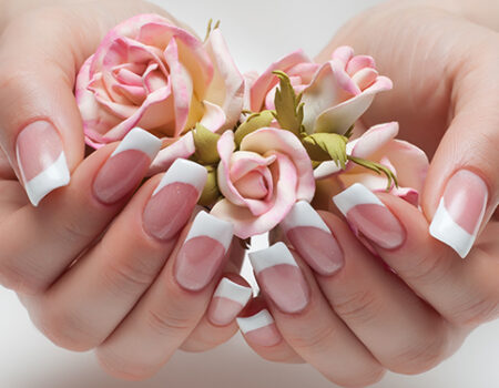 Manicure perfetta con le unghie finte: ecco come