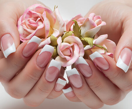Manicure perfetta con le unghie finte: ecco come